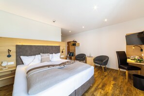 Comfort Suite, Balcony, Garden View | Peti besi dalam bilik, langsir/tirai gelap terus, kalis bunyi 