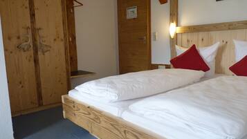 Dobbeltværelse | Pengeskab på værelset, mørklægningsgardiner, lydisolering, gratis Wi-Fi