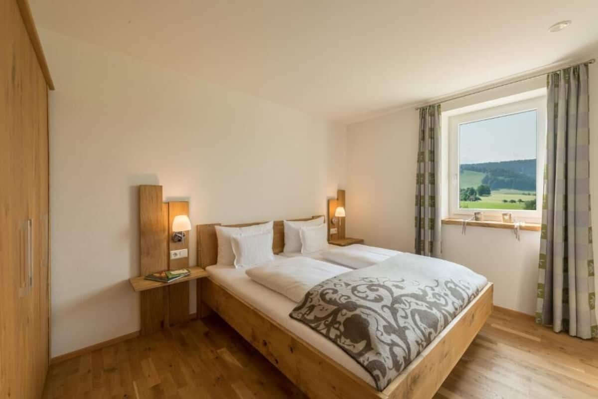 Suite, Balkon, Gartenblick | Zimmersafe, Verdunkelungsvorhänge, schallisolierte Zimmer