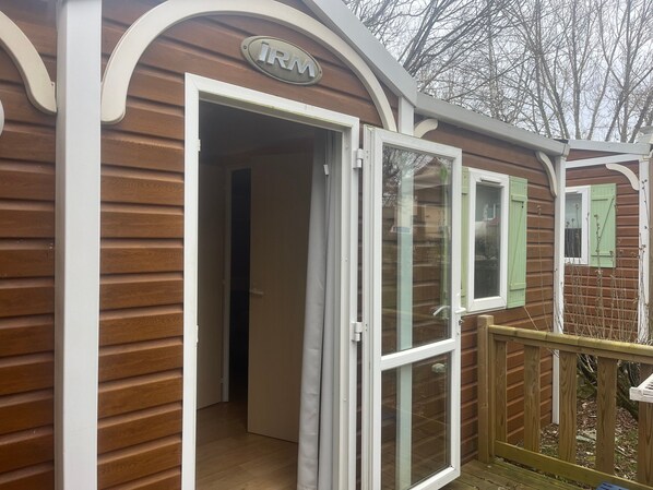 Exterior detail - 3★ Campsite in Périgord Noir – Mobile Home with Pool, Fishing & Family Activities (Saint-Martial-de-Nabirat)