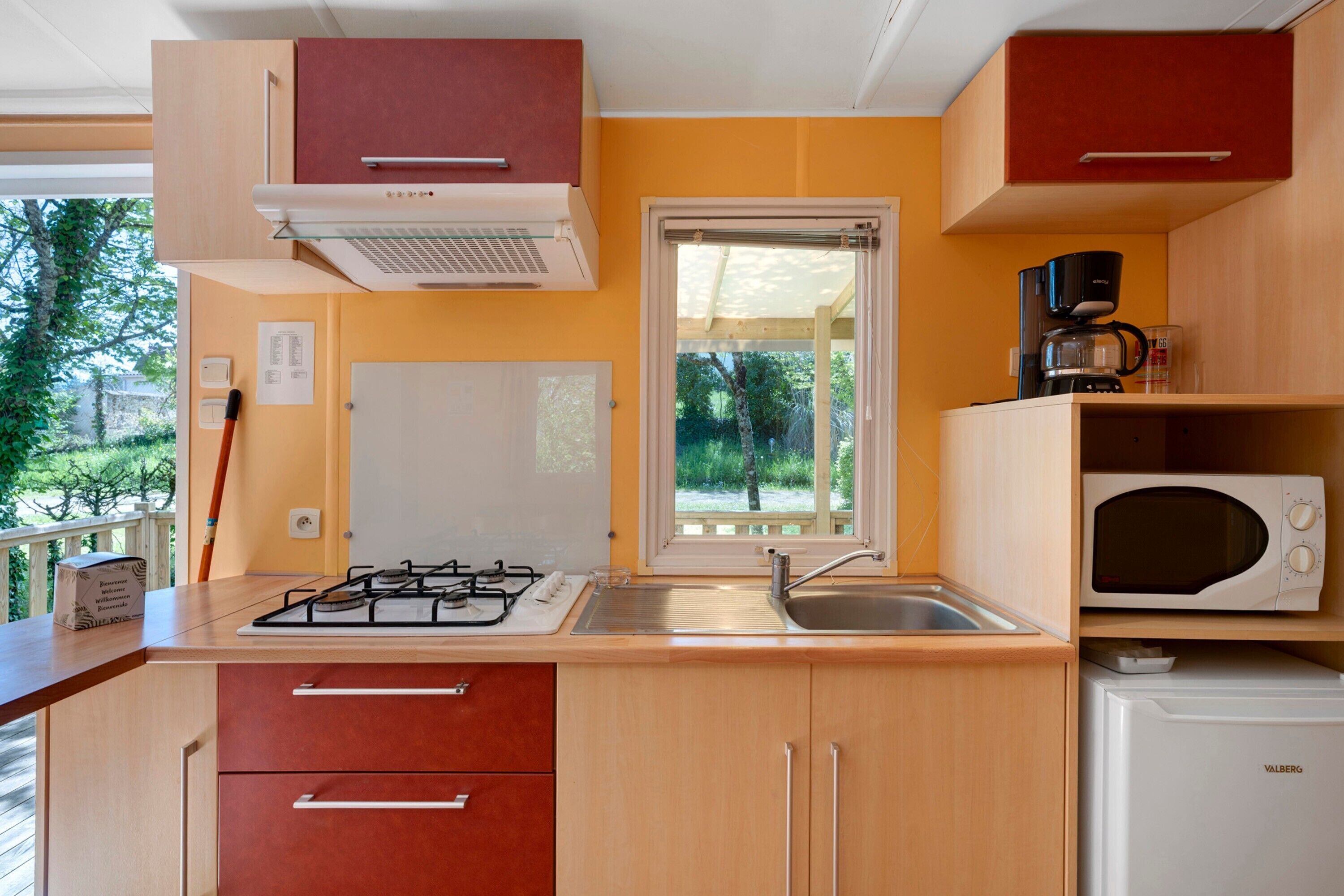 Kühlschrank, Mikrowelle, Herdplatte, Wasserkocher mit Kaffee-/Teezubehör