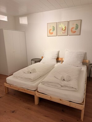 Cuna de viaje, wifi, ropa de cama