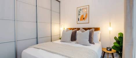 Iron/ironing board, Internet, bed sheets