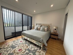 Tabla de planchar con plancha, wifi y ropa de cama 