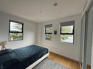 Tabla de planchar con plancha, wifi y ropa de cama 