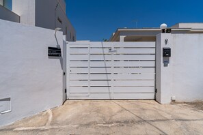 A gated entrance to a building with a sign indicating 'VILLA PALACE' and 'AREA VENERABILIDAD.' - Villa 'Falaride' with Private Pool, Wi-Fi, and Air Conditioning (Avola)
