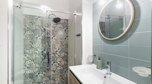 Shower, hair dryer, towels
