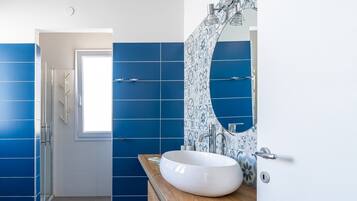 Douche, sèche-cheveux, serviettes fournies