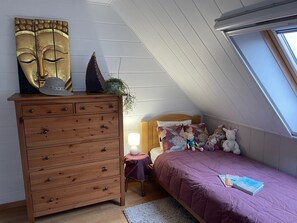 4 bedrooms, iron/ironing board, WiFi, bed sheets