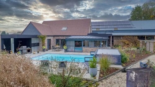 Family villa sleeps 8 / heated pool / dogs allowed / 10' from Pairi Daiza