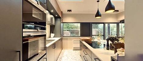 Refrigerador, microondas, horno, placa de cocina