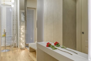 A modern bathroom with a glass shower enclosure, a white vanity with a mirror, and a bench. - Gian Giacomo Mora, 13 - Refined studio apartment downtown (Milan)