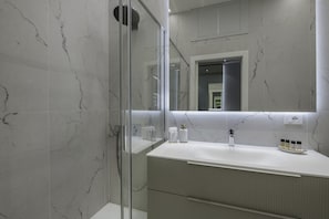 Shower, bidet, towels, shampoo - Gian Giacomo Mora, 13 - Refined studio apartment downtown (Milan)