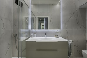 Shower, bidet, towels, shampoo - Gian Giacomo Mora, 13 - Refined studio apartment downtown (Milan)