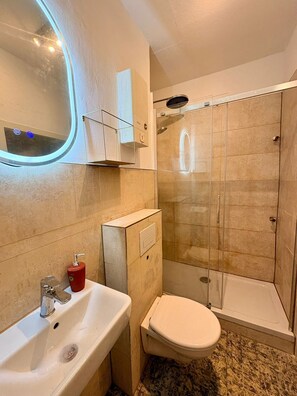 Dusche, Handtücher, Seife, Toilettenpapier