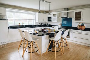 冷蔵庫、電子レンジ、オーブン、コンロ