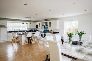 Fridge, microwave, oven, stovetop - Devon House Hot Tub Sea Views & Family Fun (Devon)