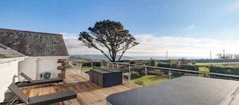 Devon House Hot Tub Sea Views & Family Fun