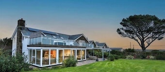 Devon House Hot Tub Sea Views & Family Fun