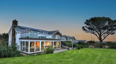 Devon House Hot Tub Sea Views & Family Fun