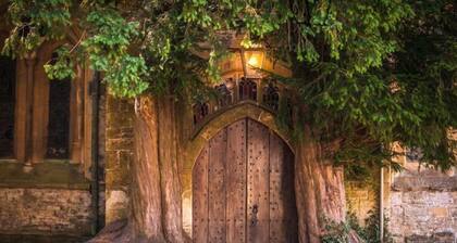 2 Min Stroll to Square | Free Parking | Courtyard