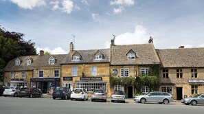 Exterior - 2 Min Stroll to Square | Free Parking | Courtyard (Stow-on-the-Wold)