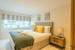 Iron/ironing board, WiFi, bed sheets - 2 Min Stroll to Square | Free Parking | Courtyard (Stow-on-the-Wold)