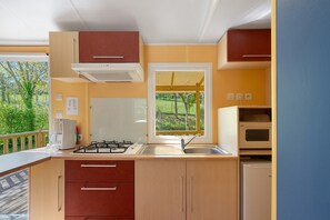 Kühlschrank, Mikrowelle, Herdplatte, Wasserkocher mit Kaffee-/Teezubehör