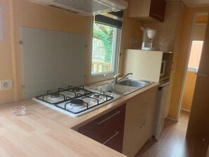 Fridge, microwave, stovetop, coffee/tea maker - 3★ Campsite in Périgord Noir – Mobile Home with Pool, Fishing & Family Activities (Saint-Martial-de-Nabirat)