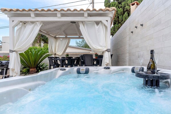 Outdoor dining - Comfortable, Welcoming Family Villa Just Steps from the Sea (Avola)
