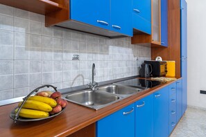 Fridge, oven, stovetop, electric kettle - Comfortable, Welcoming Family Villa Just Steps from the Sea (Avola)