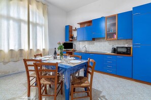Frigorifero, forno, piano cottura, bollitore elettrico
