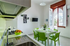 Frigorifero, forno, piano cottura, bollitore elettrico