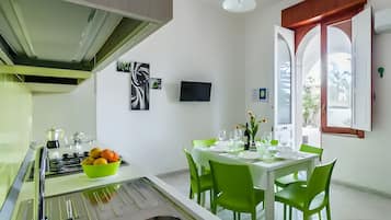 Refrigerador, horno, placa de cocina, tetera/pava eléctrica