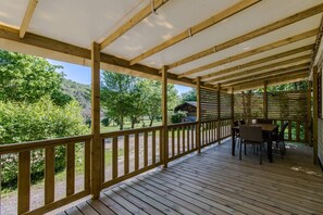 Outdoor dining - Comfortable mobile home with pool & fishing ponds – Périgord Noir near Sarlat (Saint-Martial-de-Nabirat)