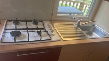 Jääkaappi, mikroaaltouuni, liesi, kahvin-/teenkeitin