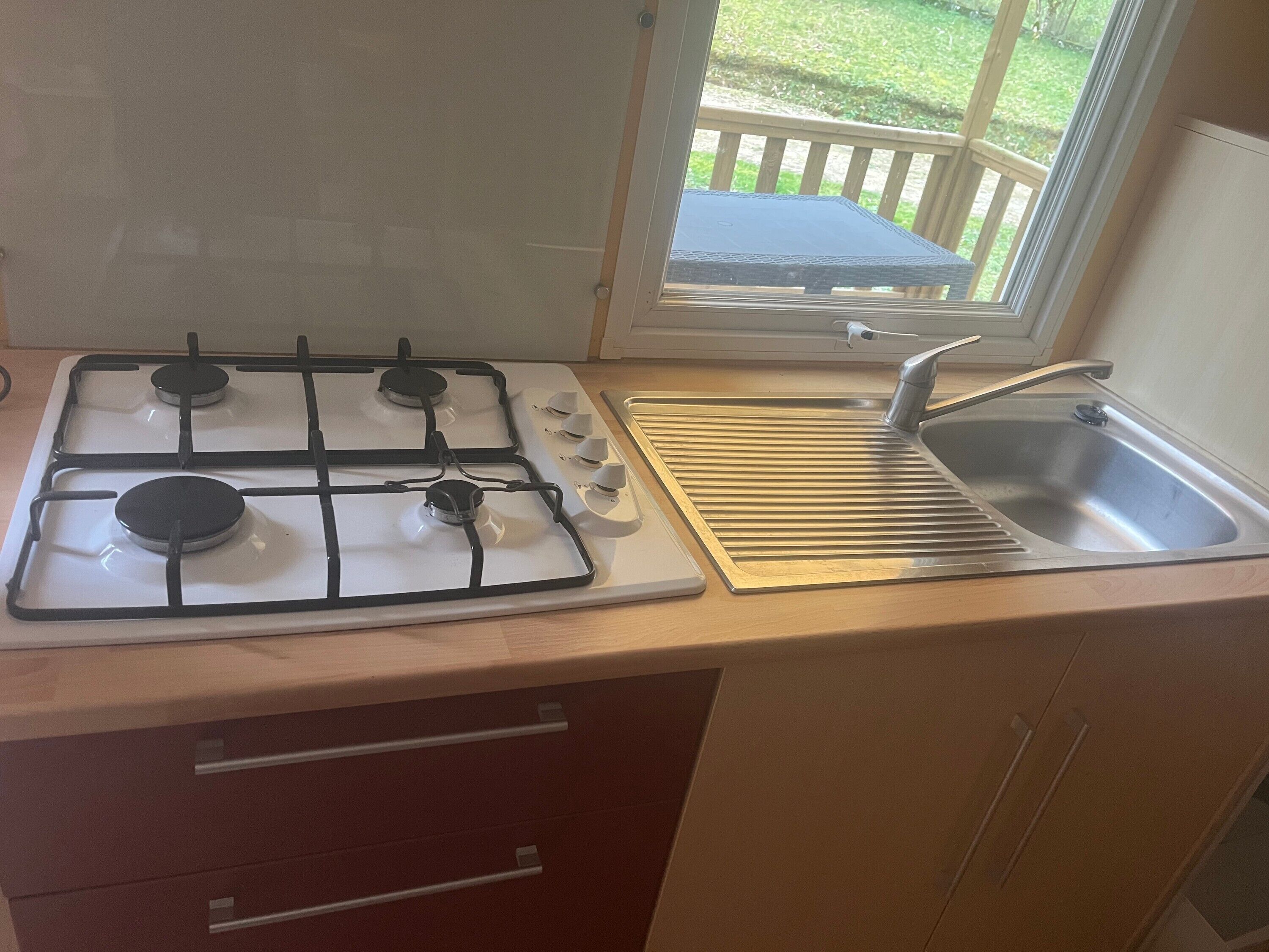 Kühlschrank, Mikrowelle, Herdplatte, Wasserkocher mit Kaffee-/Teezubehör