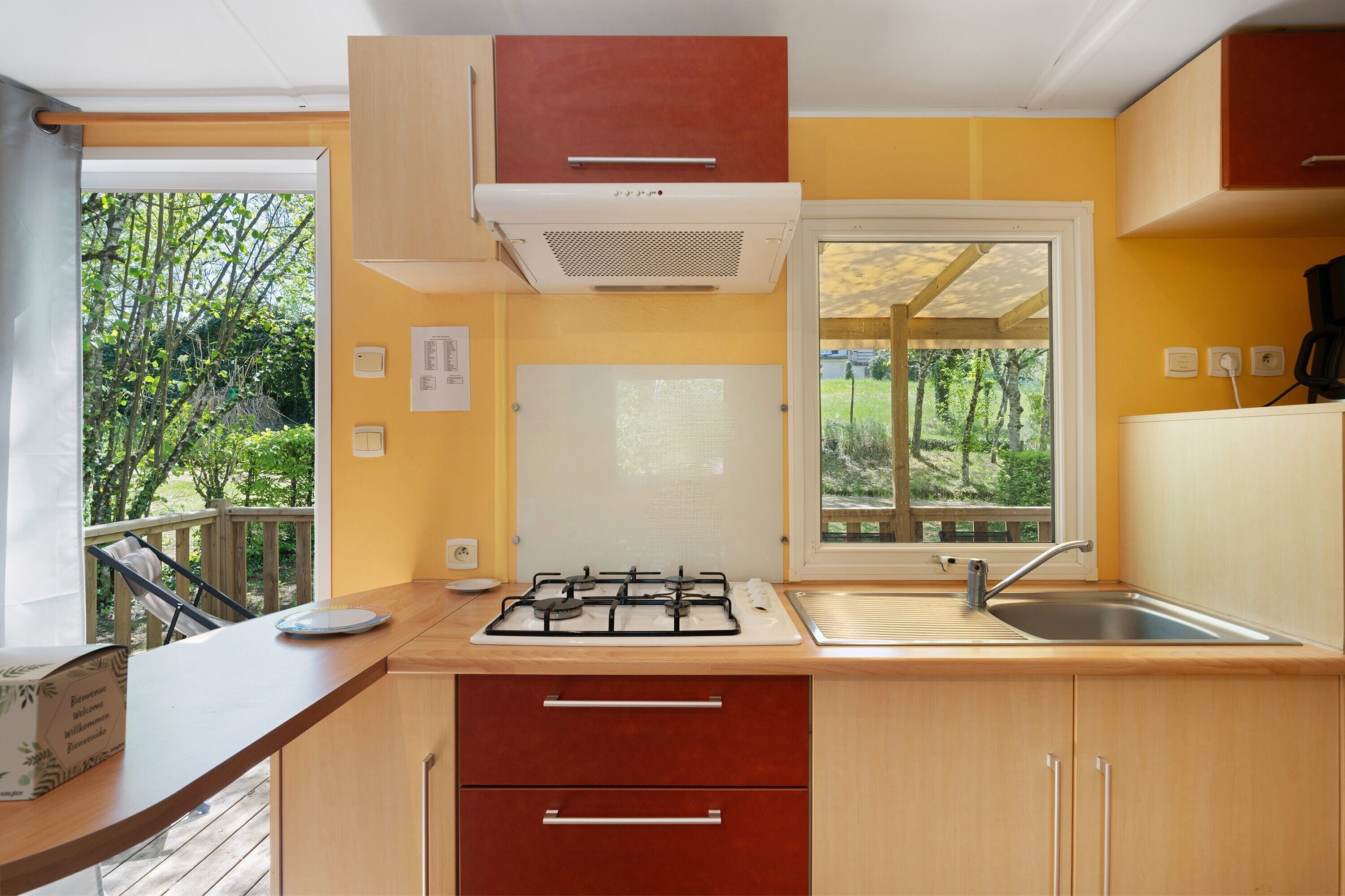 Jääkaappi, mikroaaltouuni, liesi, kahvin-/teenkeitin