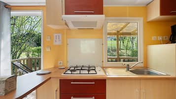 Jääkaappi, mikroaaltouuni, liesi, kahvin-/teenkeitin