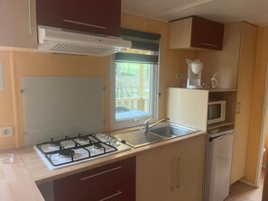 Fridge, microwave, stovetop, coffee/tea maker - 3★ Campsite in Périgord Noir – Mobile Home with Pool, Fishing & Family Activities (Saint-Martial-de-Nabirat)