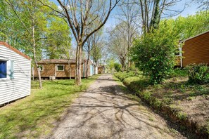 Property grounds - 3★ Campsite in Périgord Noir – Mobile Home with Pool, Fishing & Family Activities (Saint-Martial-de-Nabirat)