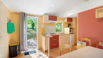 Jääkaappi, mikroaaltouuni, liesi, kahvin-/teenkeitin