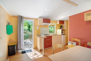 Jääkaappi, mikroaaltouuni, liesi, kahvin-/teenkeitin