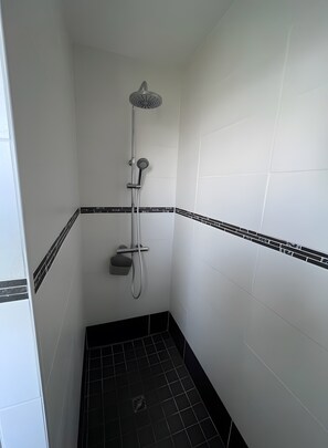 Shower, hair dryer, towels - Holiday Home 'Gîte Ty Breizh' with Private Terrace and Wi-Fi (Plougrescant)