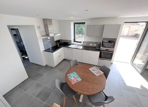 Fridge, microwave, oven, stovetop - Holiday Home 'Gîte Ty Breizh' with Private Terrace and Wi-Fi (Plougrescant)