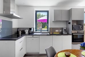 Wasserkocher mit Kaffee-/Teezubehör, Kühlschrank, Mikrowelle, Ofen