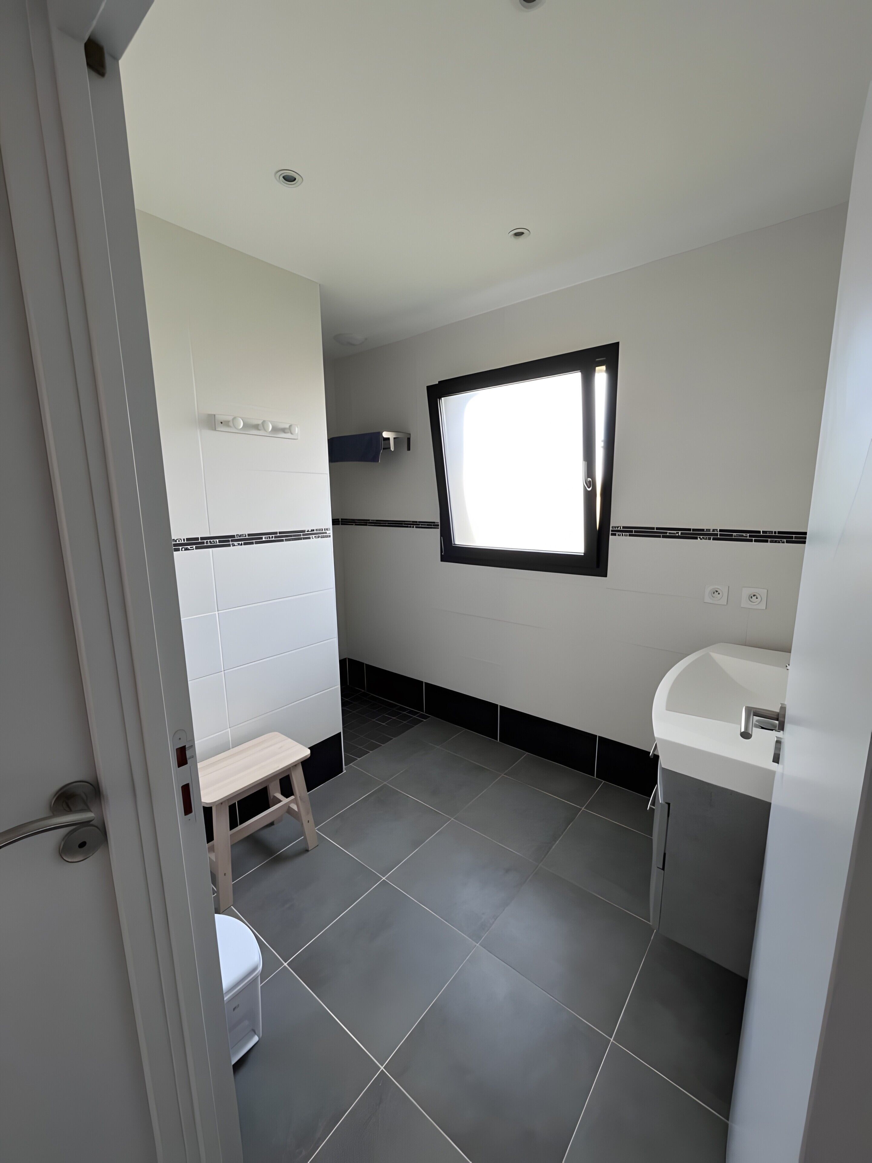 Een douche, een haardroger, handdoeken