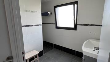 Een douche, een haardroger, handdoeken