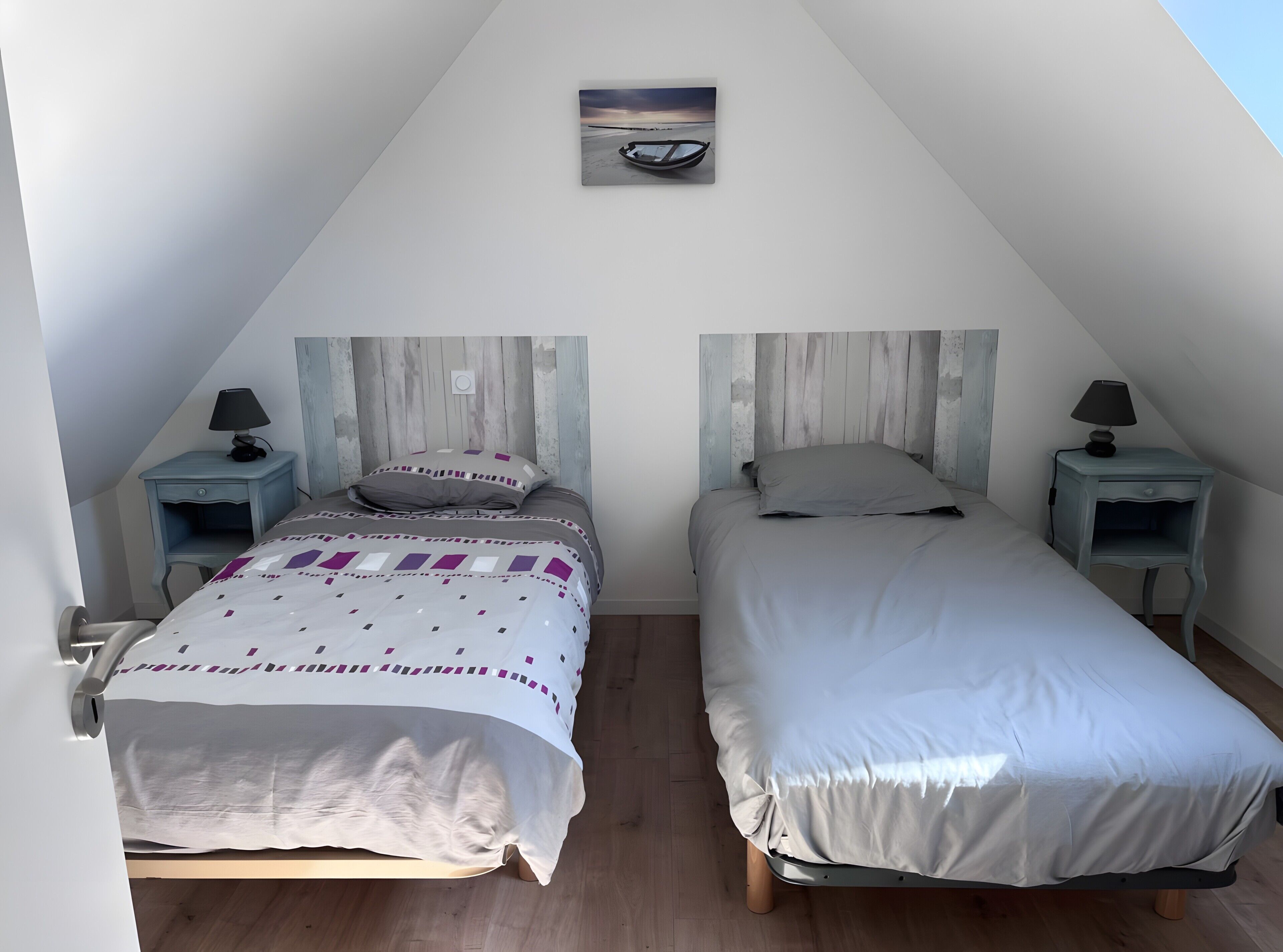 Tabla de planchar con plancha, wifi y ropa de cama 