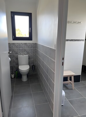 Dusche, Haartrockner, Handtücher